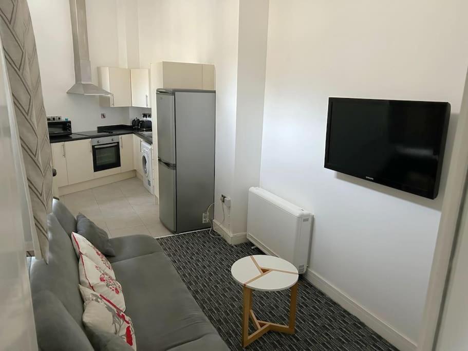Modern 1 Bed Apartment In Salford Manchester Exterior photo